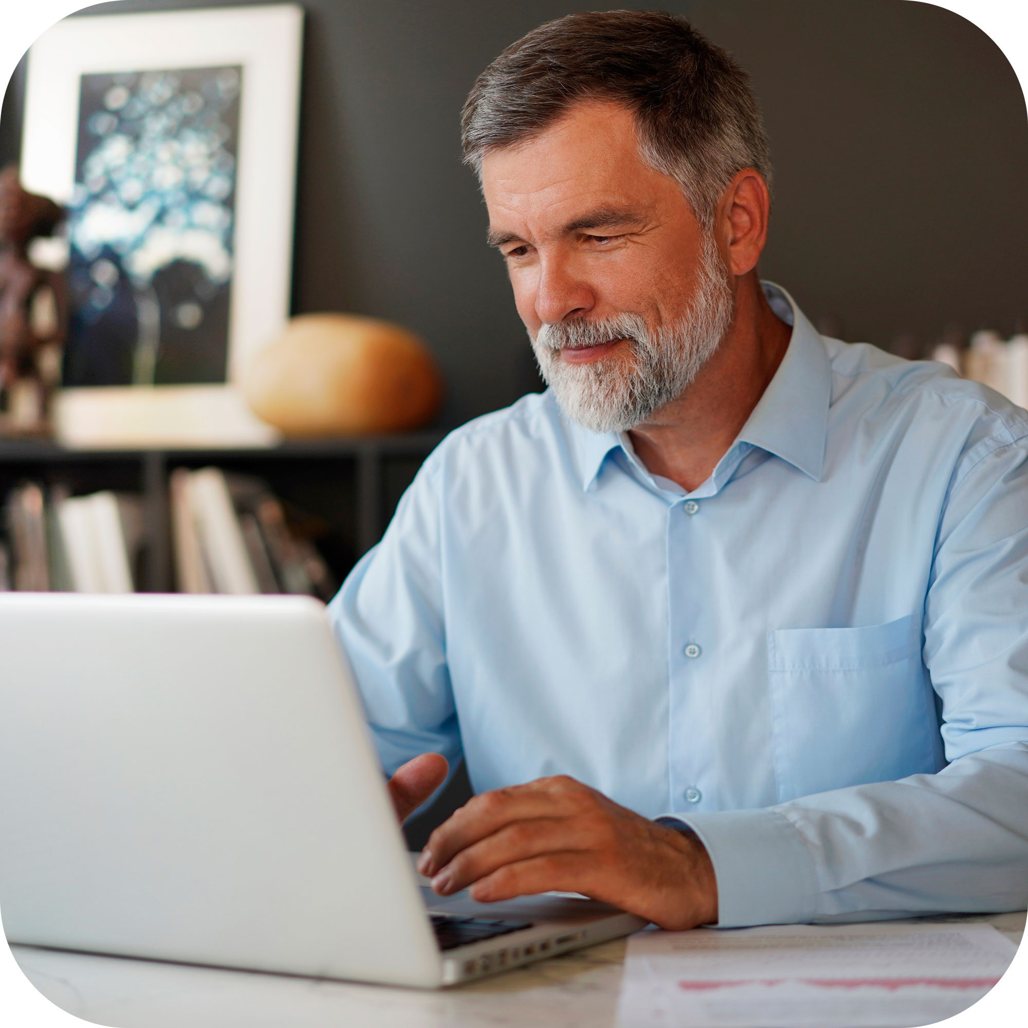 Hombre mayor frente a un laptop