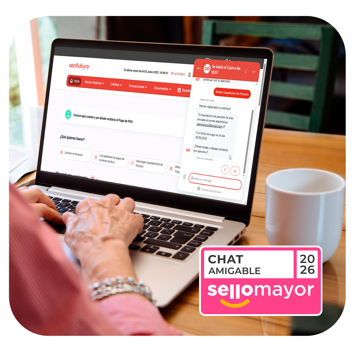 Adulto mayor utilizando un computador portátil junto a un café, destacando el distintivo rosa de Chat Amigable Sello Mayor 2026