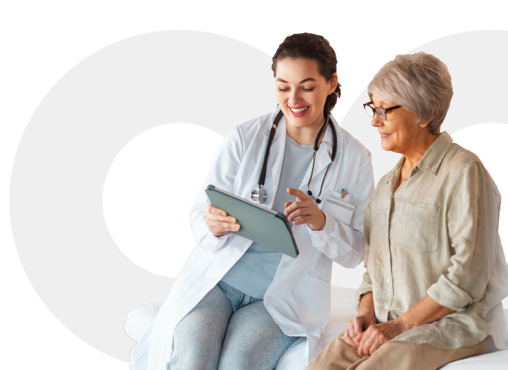 Personal del área de la salud mostrando información a un adulto mayor